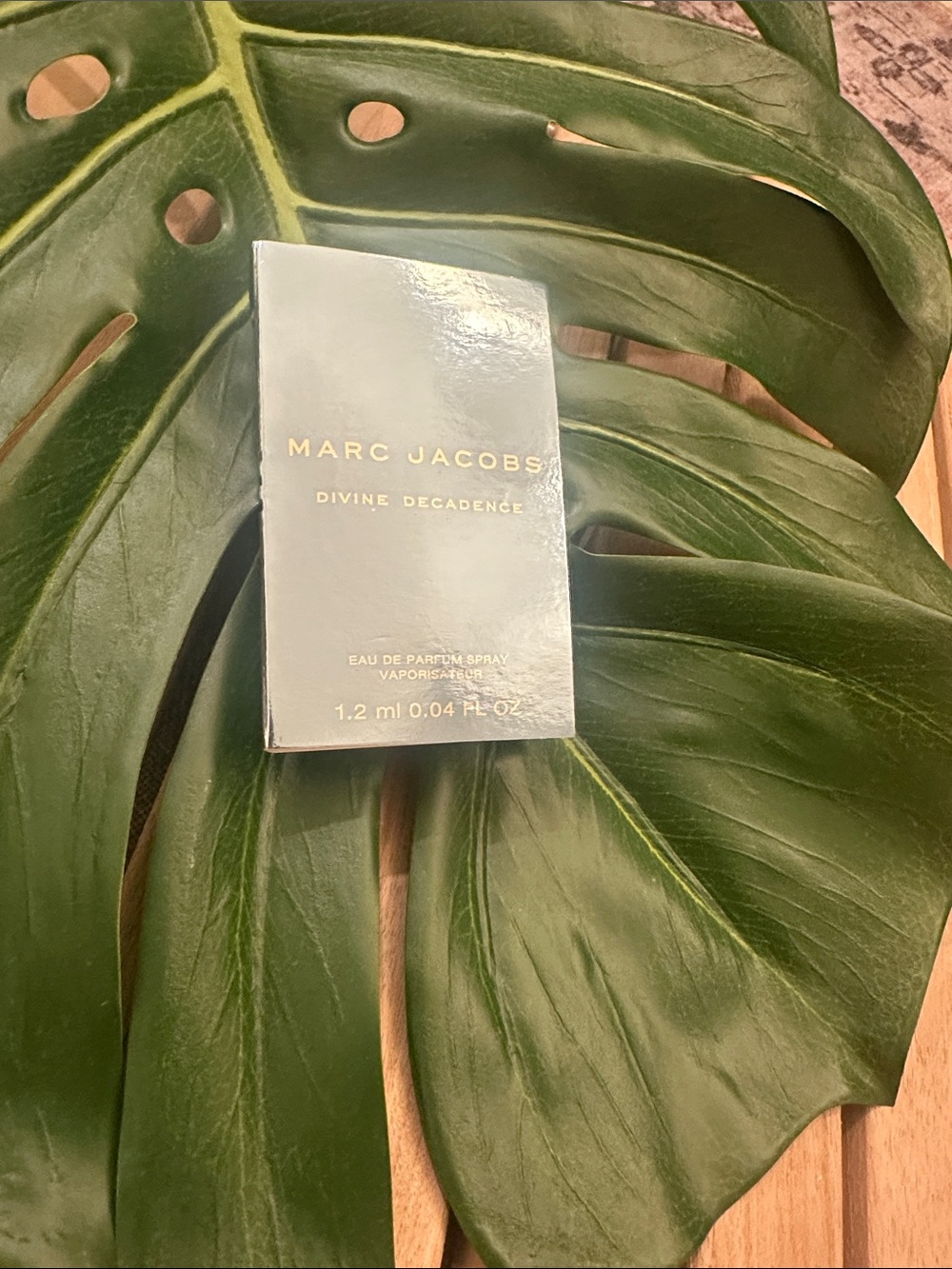 Marc Jacobs Divine Decadence Mini Sample .04 Fl oz